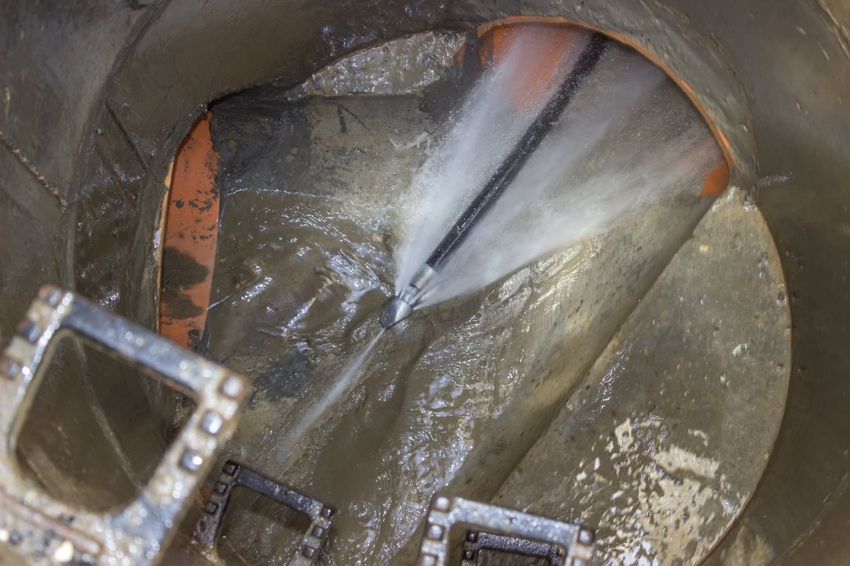 Hydro Jetting sewer cleaning method, nozzle tip on jet/vac hose